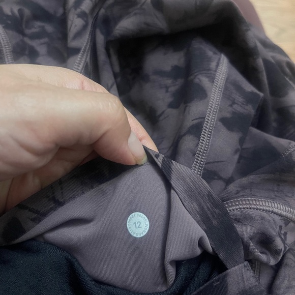 Lululemon Mini Dusk Floral Antique Bark Black Sz 12 It looks like new!